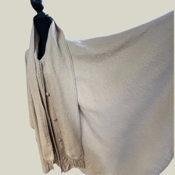 SOLD - Peruvian wool Baby Alpaca Cape Shawl Camel Color - very warm - Picture 4 of 7